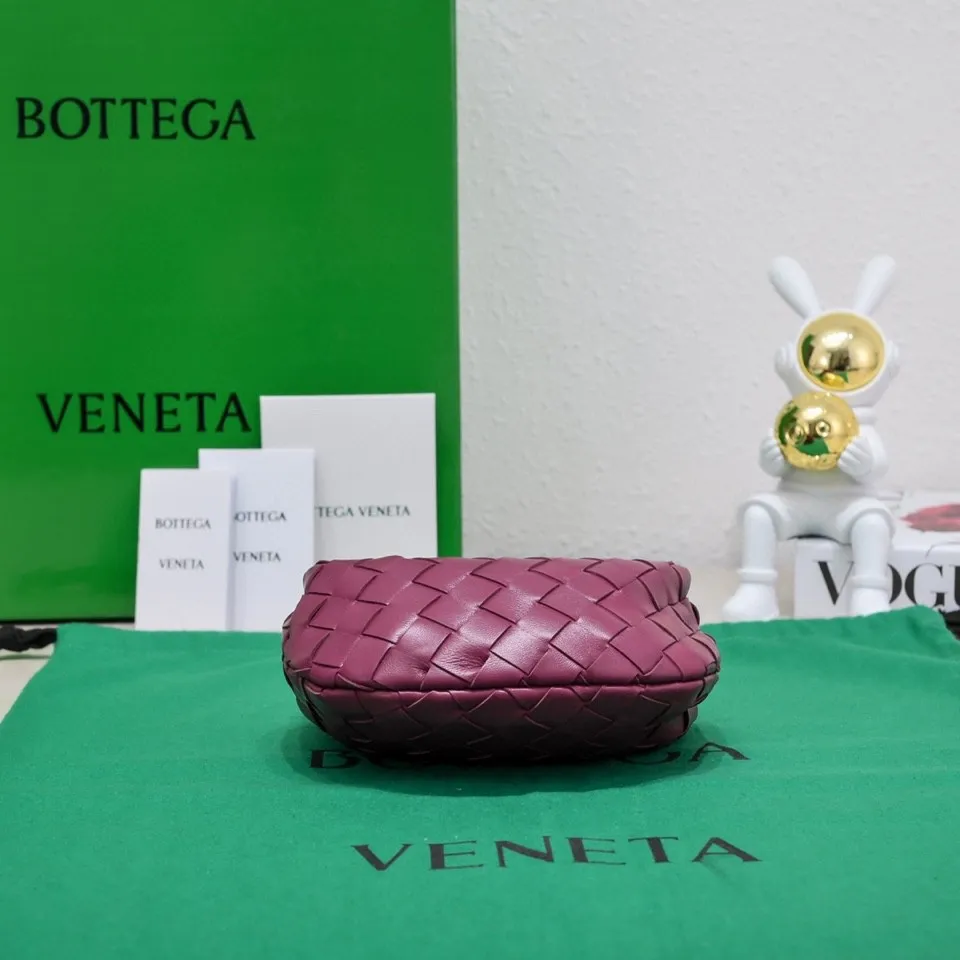 Batch 1080 BV super mini JODIE handbag, dumpling bag, woven knotted bag, simple, fashionable and super cute🍒Every color is high-end. It is a smaller version of the original mini version🤣It can only hold cuteness🍓🍓The upper body is fashionable and romantic. The fashionable bags created by Daniel Lee are really more and more favored by street experts. Style number: 6699-0# Size: 17*16*6.5
